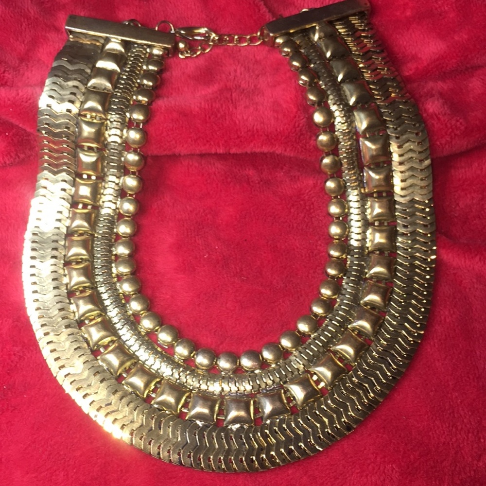 Collar style necklace. gold tone metal. NWOT